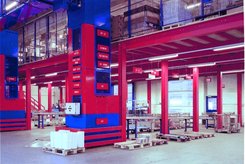 Lagerbühne unterhalb mit Arbeitsbereich Lagerbühne unterhalb mit Arbeitsbereich