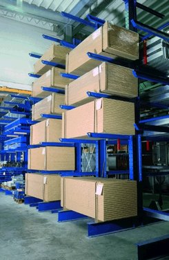 Beladenes Kragarmregal zur Lagerung von Holzplatten Kragarmregal mit 6 Ebenen